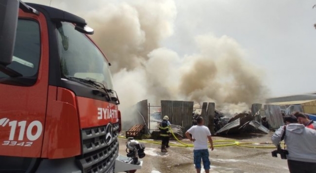 Eskişehir'de bir geri dönüşüm fabrikasının deposunda yangın çıktı.