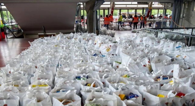 İsviçre'de koronavirüsten etkilenenlere verilecek yardım paketleri için metrelerce kuyruk oluştu