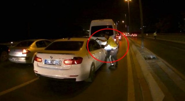 Polis memuru, kaçan şüphelileri silah çekerek durdurdu!