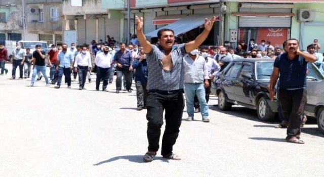 Boğularak ölen yeğenlerini taşıyan cenaze aracının önünde diz çöküp, feryat etti