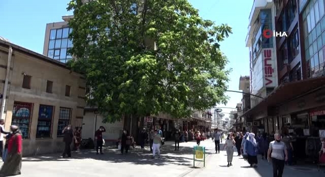 Gaziantep'te tedirgin eden görüntü... Sosyal mesafe kuralına en az uyan il Gaziantep oldu