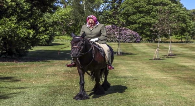 İngiltere'de karantinadan çıkan Kraliçe Elizabeth 72 gün sonra ilk kez görüntülendi