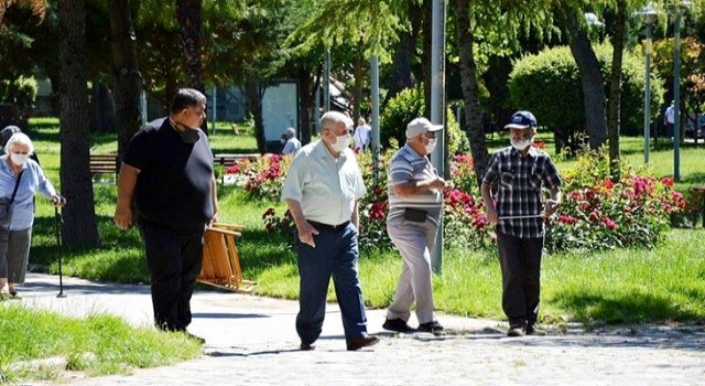 Sokağa çıkma yasağı olan 65 yaş üstüne Bakan Koca müjdeyi verdi: Düzenleme üzerinde çalışılıyor