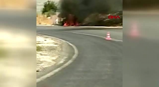 Yol kenarındaki yangını söndürmek isterken otomobili küle döndü