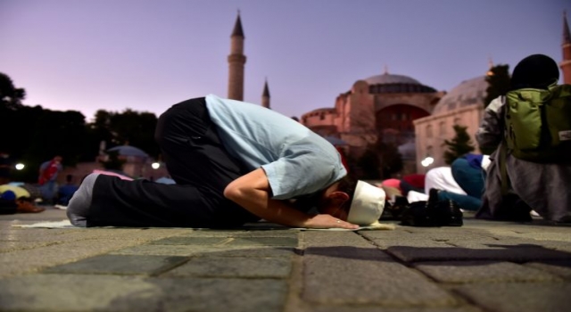 Ayasofya'nın ibadete açılması vatandaşa soruldu! İşte kritik anketin sonuçları