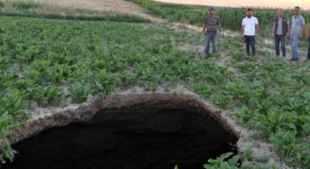 Konya'da evlere 150 metre mesafede yeni bir obruk oluştu