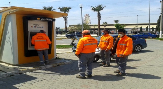 Maaşlarını düzenli almaya başlayan işçiler başkana pankartla teşekkür etti