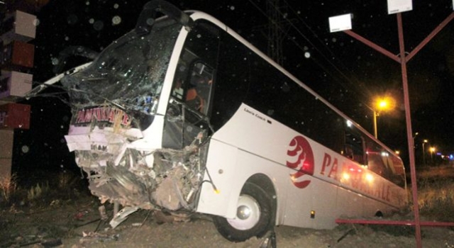 Afyonkarahisar'da yolcu otobüsü şarampole devrildi: 30 yaralı