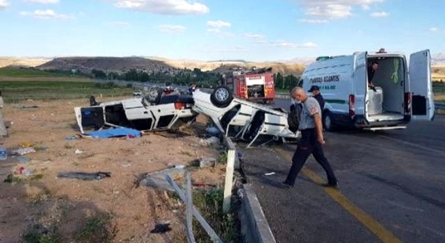 Kayseri'de iki otomobil kafa kafaya çarpıştı: 1 ölü, 9 yaralı