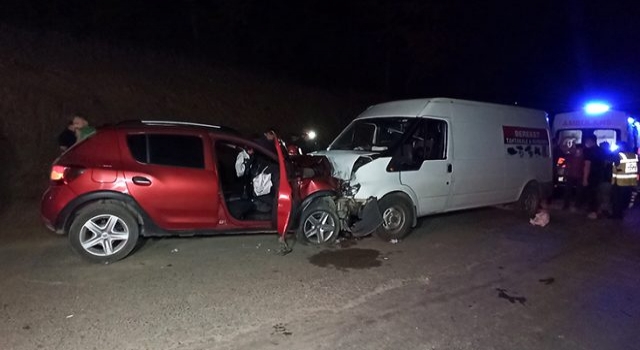 Kalp krizi geçiren sürücü otomobiliyle karşıdan gelen minibüsle kafa kafaya çarpıştı: 1 ölü 1 yaralı