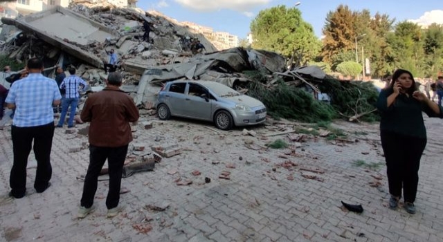 İstanbul ve İzmir Valiliklerinden 6,6'lık depremle ilgili ilk açıklama