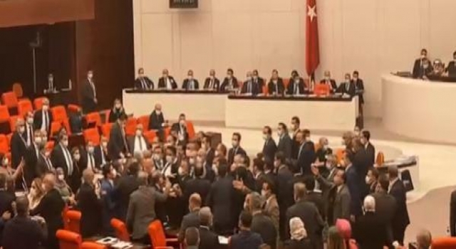 TBMM Genel Kurulu'nda arbede! AK Parti ve CHP milletvekilleri birbirine girdi