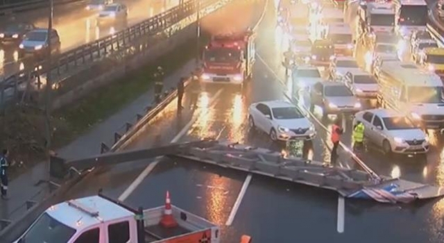 Hasdal'da yön tabelası devrildi, araçlar kaza yaptı