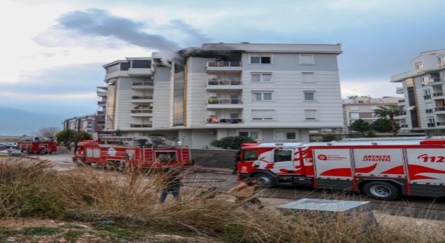 Kiracı 'Allah belanızı versin' yazılı not bırakıp evini yaktı, binayı dumanlar sardı