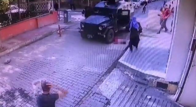 Yola fırlayan 5 yaşındaki kıza zırhlı polis aracı çarptı! Feci kaza anbean kamerada