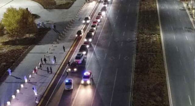 Gece yarısı ilçedeki tüm ışıkları koronavirüs nedeniyle kırmızıya çevirdiler