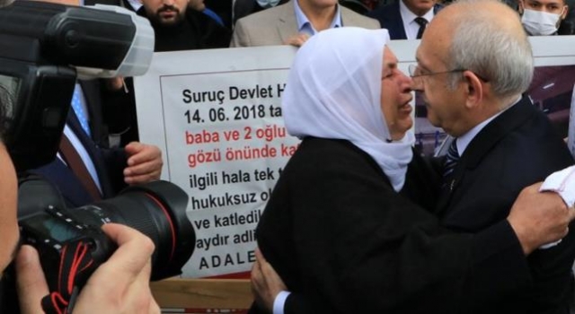 276 gündür oturma eylemi yapan kadın, Kılıçdaroğlu'na sarılıp ağladı