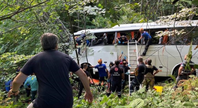 Bursa'da, 47 yolcunun bulunduğu otobüs şarampole yuvarlandı: 2 kişinin hayatını kaybettiği kazada çok sayıda yaralı var