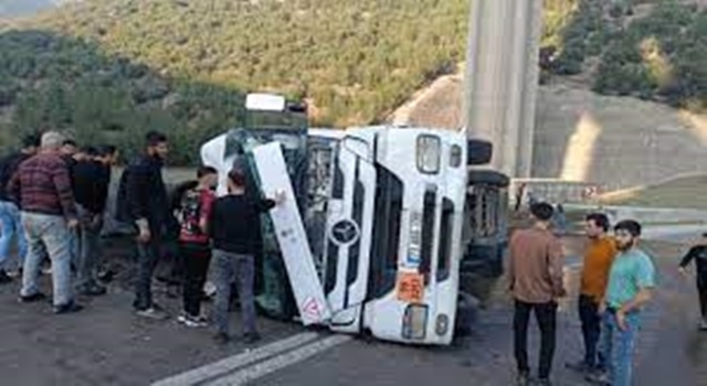 Gaziantep'te asfalt yüklü tır devrildi, 2 kişi yaralandı