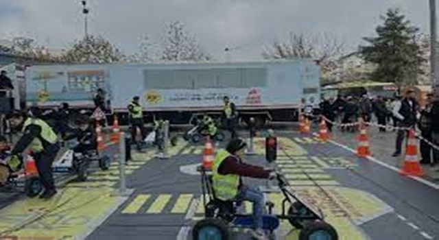 Gaziantep'te Jandarma Ekipleri Mobil Eğitim Aracı ve Emniyet Kemeri Simülasyon Tırı ile Trafik Eğitimi Verdi