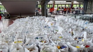 İsviçre'de koronavirüsten etkilenenlere verilecek yardım paketleri için metrelerce kuyruk oluştu