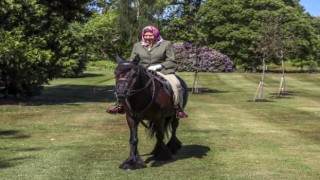 İngiltere'de karantinadan çıkan Kraliçe Elizabeth 72 gün sonra ilk kez görüntülendi