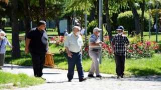 Sokağa çıkma yasağı olan 65 yaş üstüne Bakan Koca müjdeyi verdi: Düzenleme üzerinde çalışılıyor