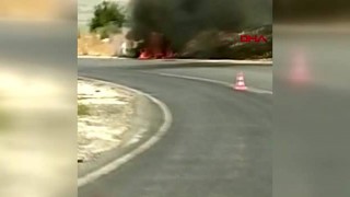 Yol kenarındaki yangını söndürmek isterken otomobili küle döndü