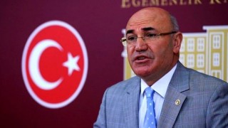 CHP'li Mahmut Tanal, oy çuvalı üzerindeki pozunu paylaşıp Trump ve Biden'a sordu: Geleyim mi?