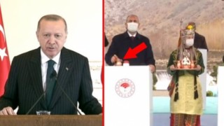 Cumhurbaşkanı Erdoğan, ikram edilen suyu kürsüye bırakan Bakan Gül'ü uyardı: Maskeyi çıkar da öyle iç