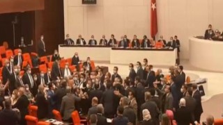 TBMM Genel Kurulu'nda arbede! AK Parti ve CHP milletvekilleri birbirine girdi