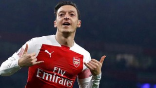 F.Bahçe'nin gündemindeki Mesut Özil, menajeri ile görüşmek için Londra'ya gitti