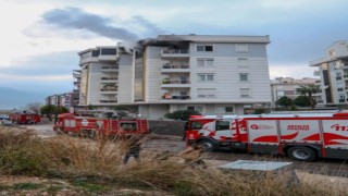 Kiracı 'Allah belanızı versin' yazılı not bırakıp evini yaktı, binayı dumanlar sardı