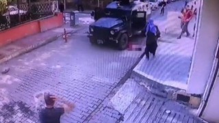 Yola fırlayan 5 yaşındaki kıza zırhlı polis aracı çarptı! Feci kaza anbean kamerada