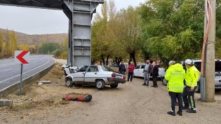 Üstgeçit direğine çarpan araçta korkunç detay! Ölen eşiyle dakikalarca araçta mahsur kaldı