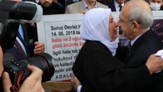 276 gündür oturma eylemi yapan kadın, Kılıçdaroğlu'na sarılıp ağladı