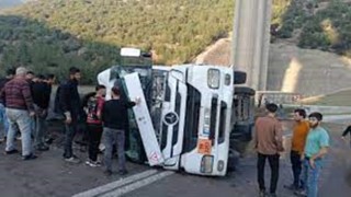 Gaziantep'te asfalt yüklü tır devrildi, 2 kişi yaralandı